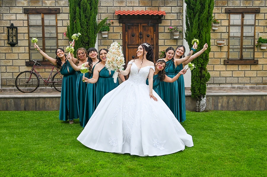 Novios durante una sesión de fotografía de boda