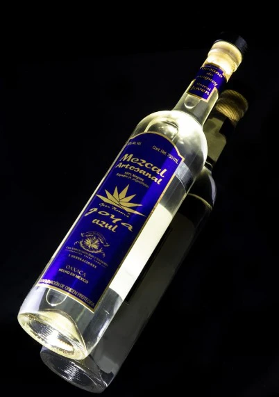 Fotografía publicitaria de una botella de mezcal